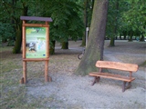 Tablica informacyjna obok plaży miejskiej.
